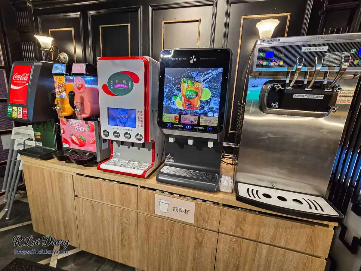飲料自助吧與霜淇淋機，提供多款台式飲品