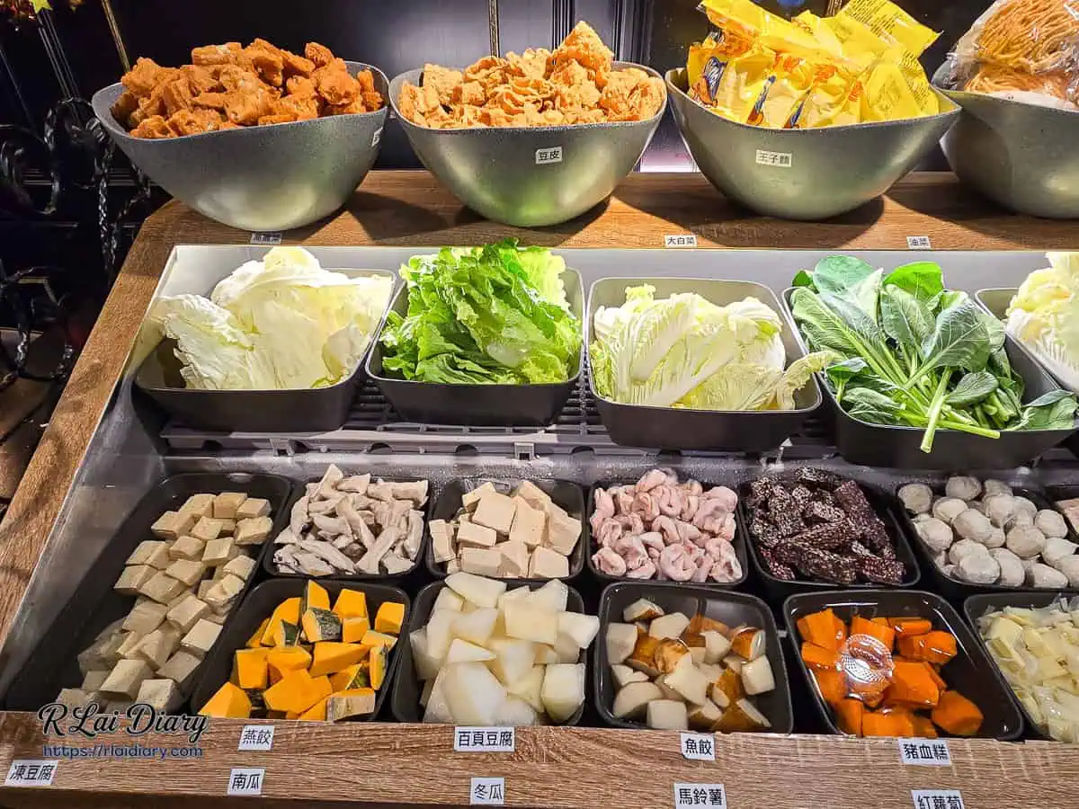 自助吧新鮮食材特寫，包含高麗菜、南瓜、凍豆腐等多樣選擇
