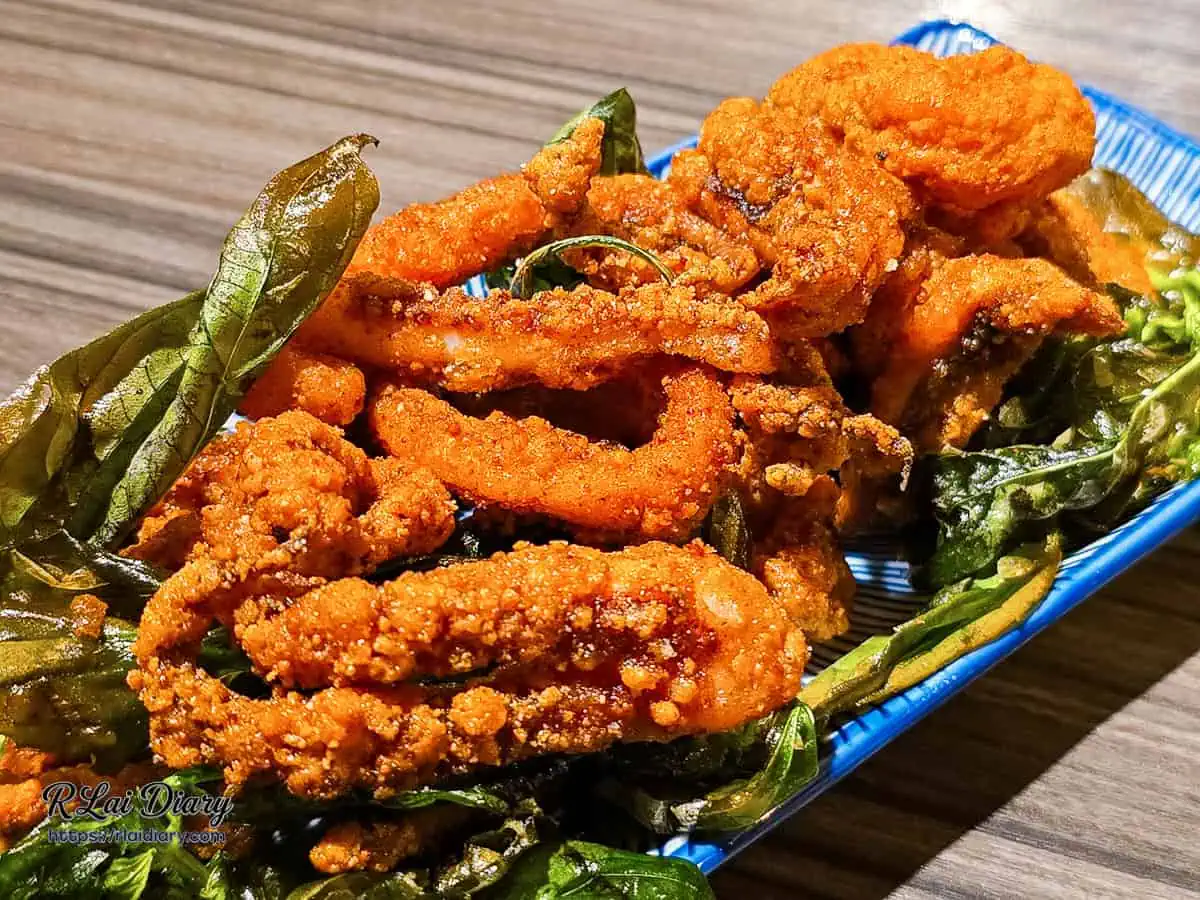 紅吱吱魷魚，酥炸紅糟魷魚圈搭配炸九層塔，香氣撲鼻