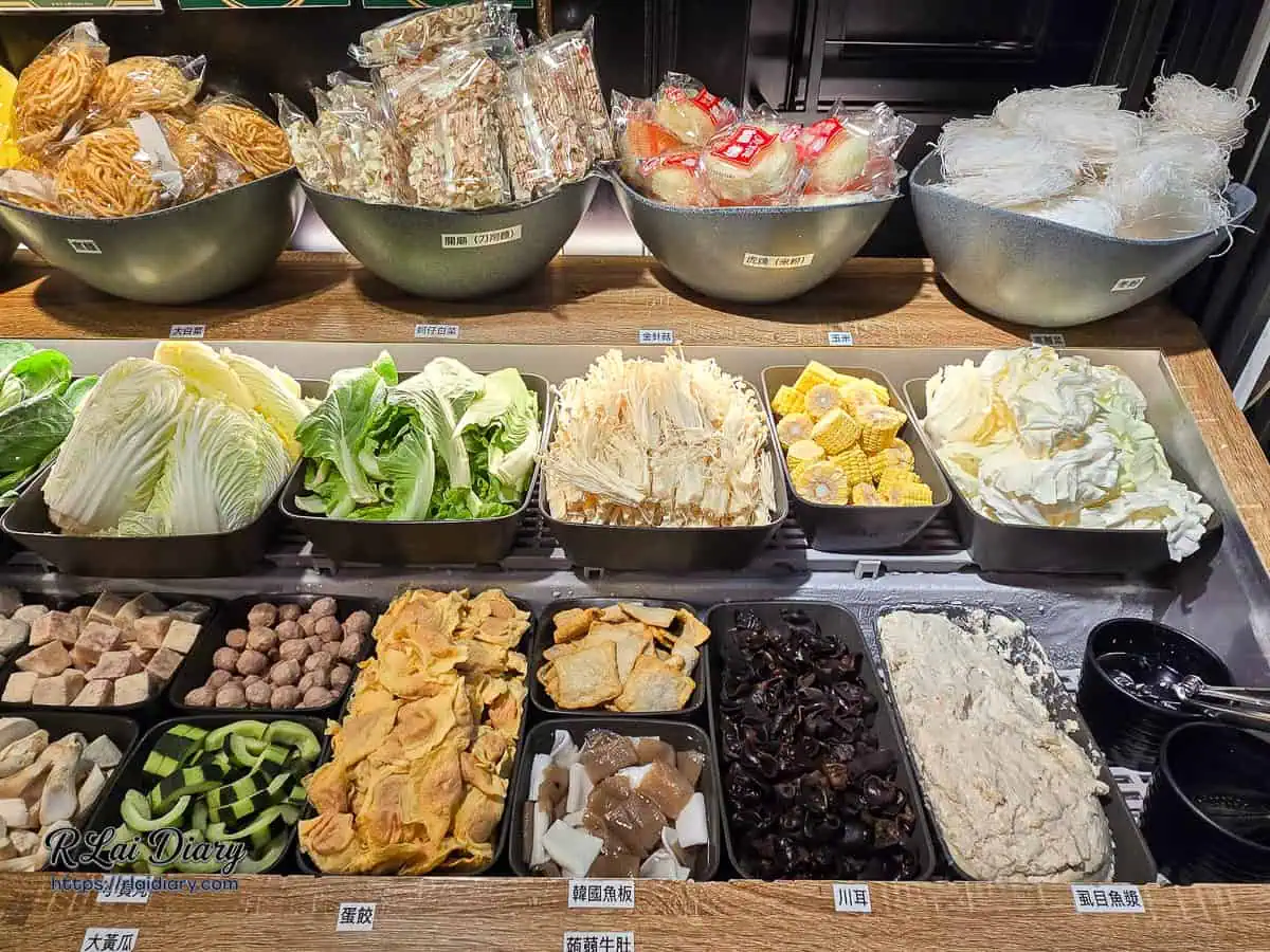 自助吧火鍋料特寫，包含蛋餃、魚餃、木耳與特色的虱目魚滑