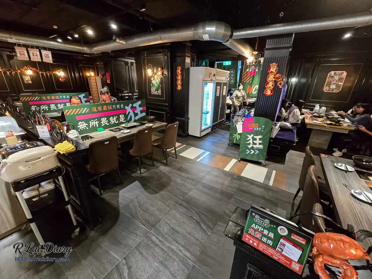 狂一鍋餐廳內部用餐氛圍，牆面標語「無所畏就是狂」，強調不限時用餐