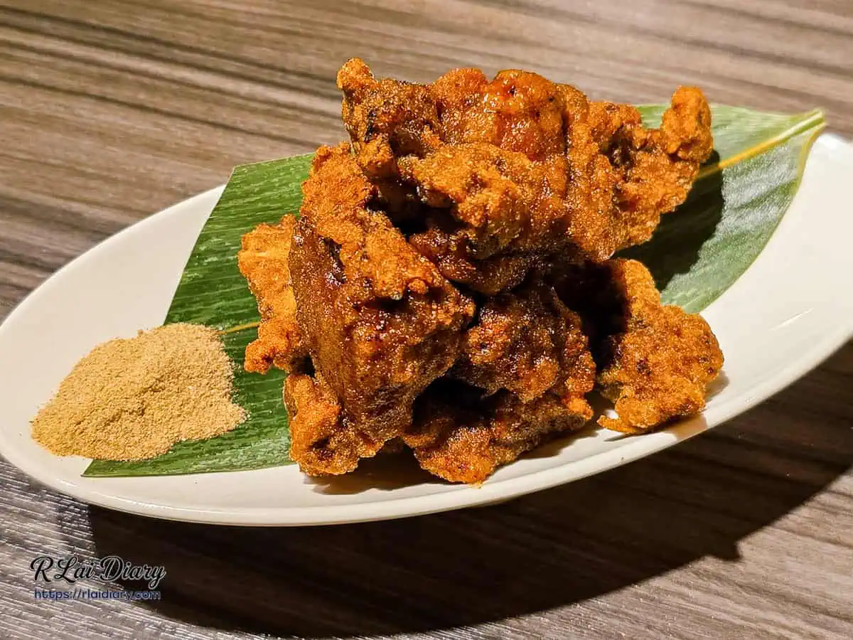 功夫排骨酥特寫，撒上胡椒粉增添風味，表皮酥脆可口