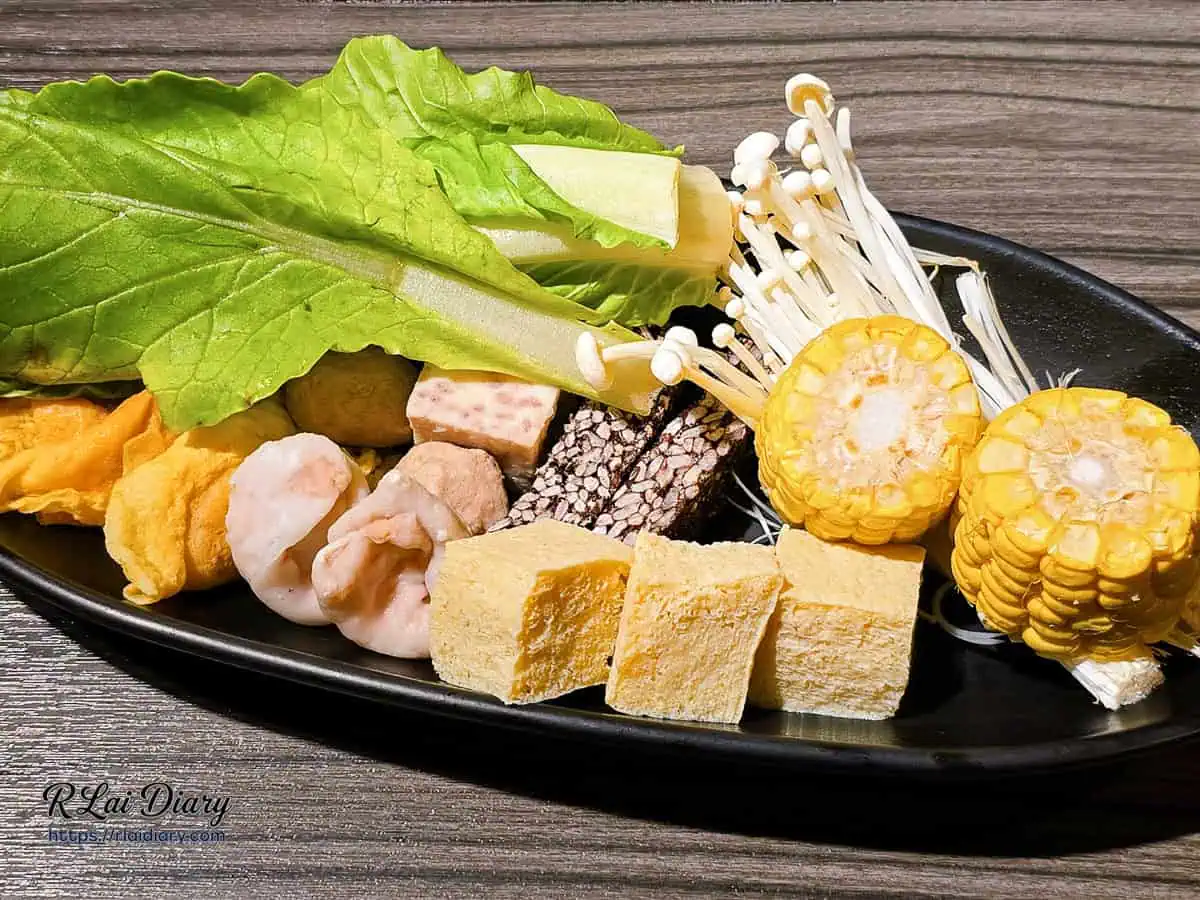 新鮮翠綠的大陸妹與金針菇特寫，展現自助吧食材新鮮度