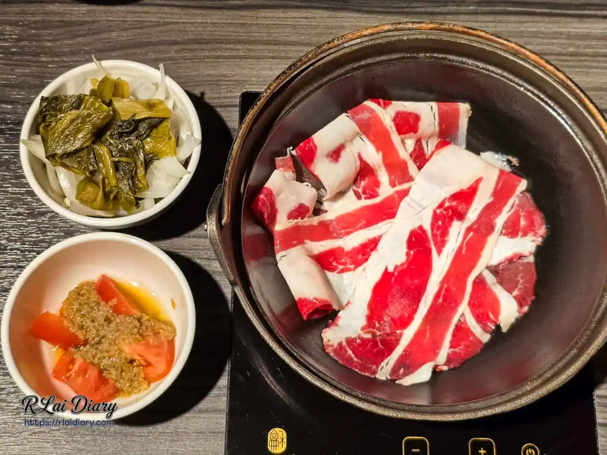 twfondueretro-xinzhuang-raw-fatty-beef-slices