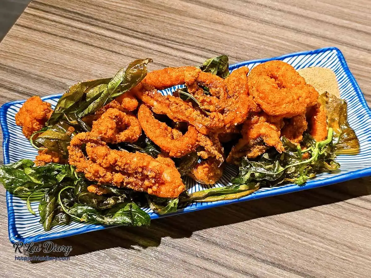 紅吱吱魷魚，酥炸紅糟魷魚圈搭配炸九層塔，香氣撲鼻