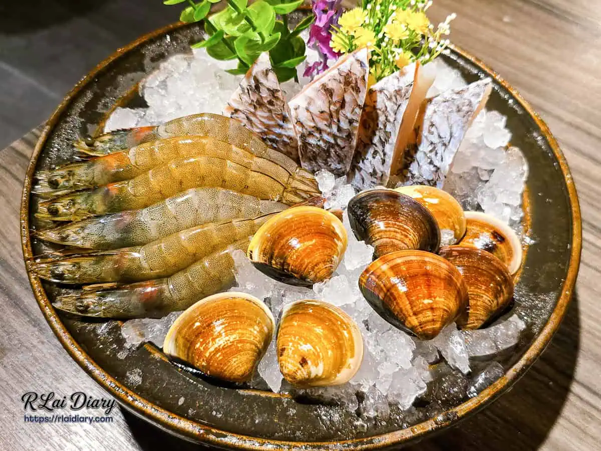 海上花海鮮拼盤，包含大蛤蜊、鮮甜白蝦與鯛魚片