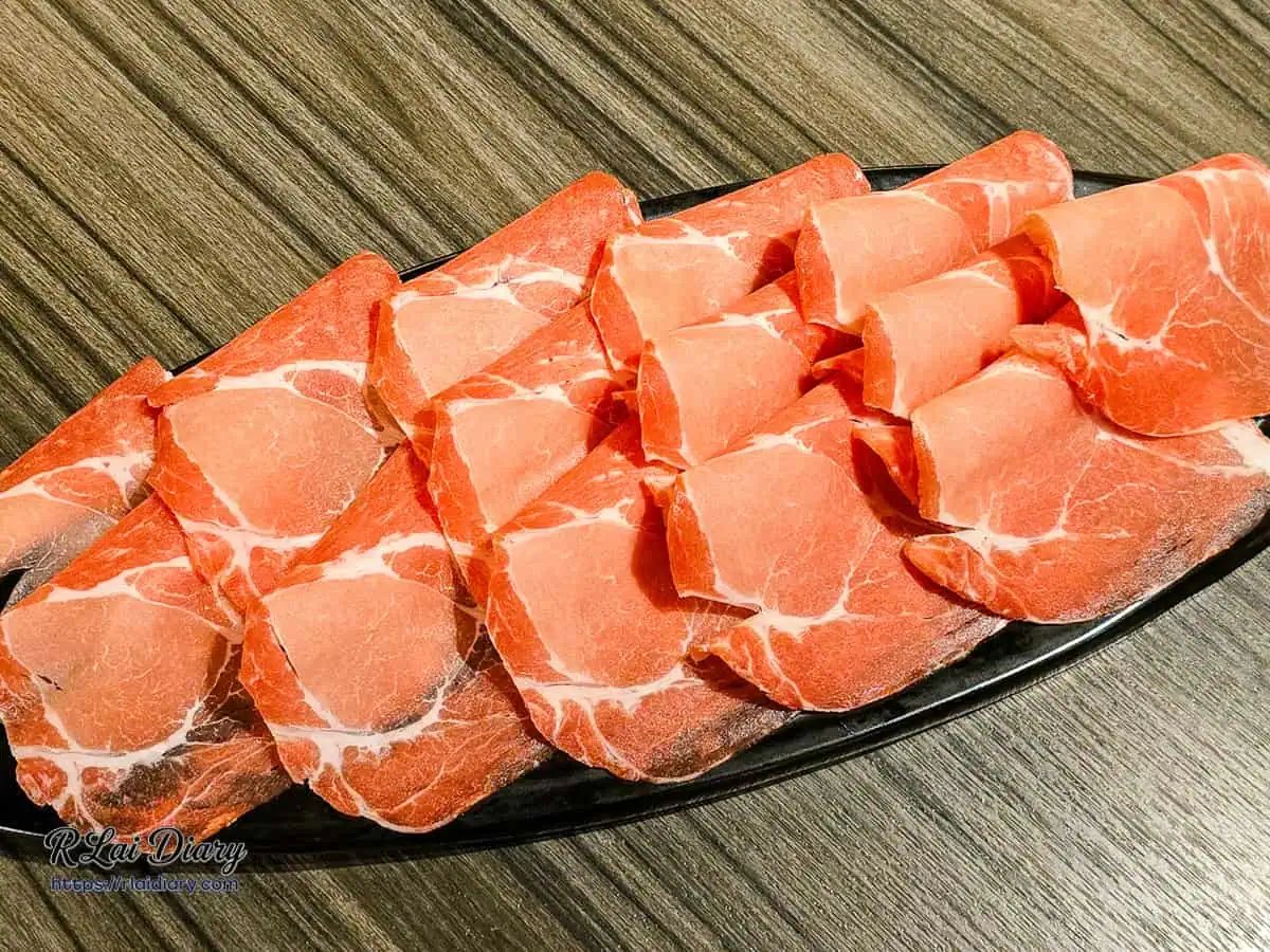 狂一鍋梅花豬肉盤，肉質鮮紅紋理清晰，份量十足