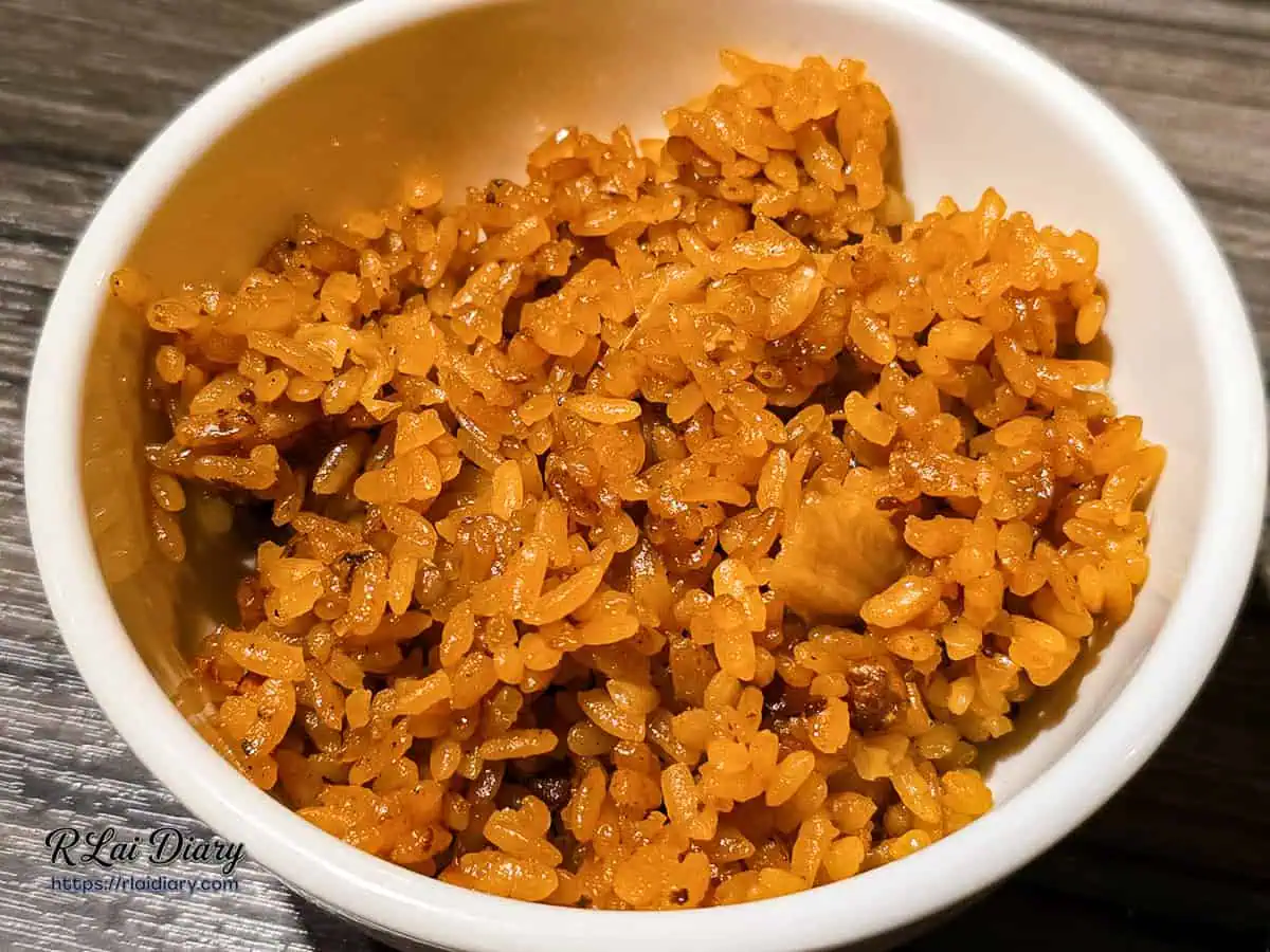 盛裝在碗中的高麗菜飯，充滿古早味與豐富配料