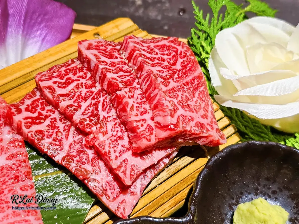 山鯨燒肉A5日本和牛後腹近照，展現如大理石般細緻錯綜的雪白油花