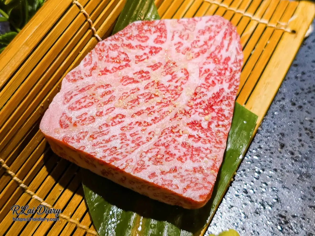 山鯨燒肉A5日本和牛排生肉近照，清晰展現大理石紋理般密集豐富脂質