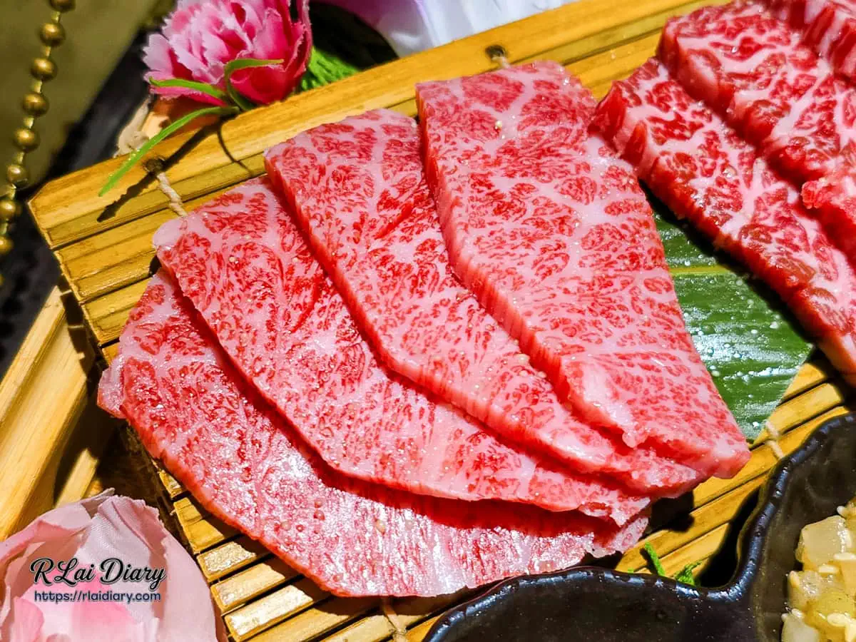 山鯨燒肉A5日本和牛姿切，寬大粉嫩肉片密布細緻微霜雪白油花