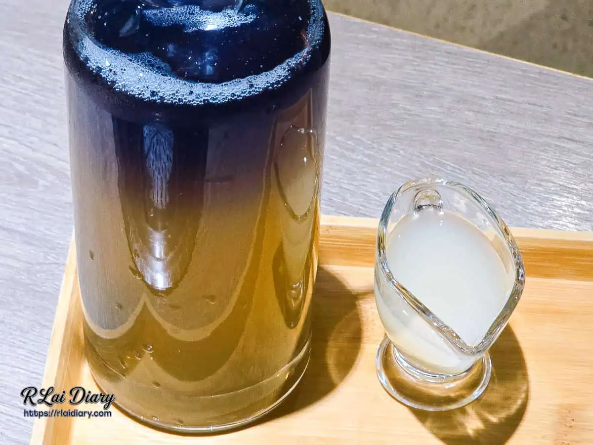 山鯨燒肉蝶蜜檸檬近照，清晰展現蝶豆花與蜂蜜交織出的魔幻漸層