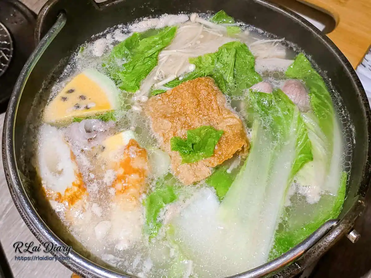 山鯨燒肉雞白湯鍋烹煮沸騰畫面，濃郁湯頭與日式竹輪等鍋物配料