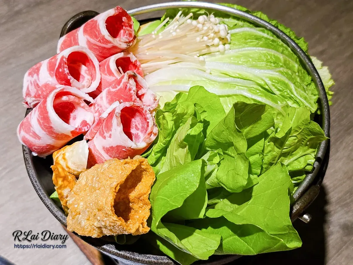 山鯨燒肉特製雞白湯鍋生鮮食材特寫，粉嫩肉片、金黃豆皮與翠綠鮮蔬