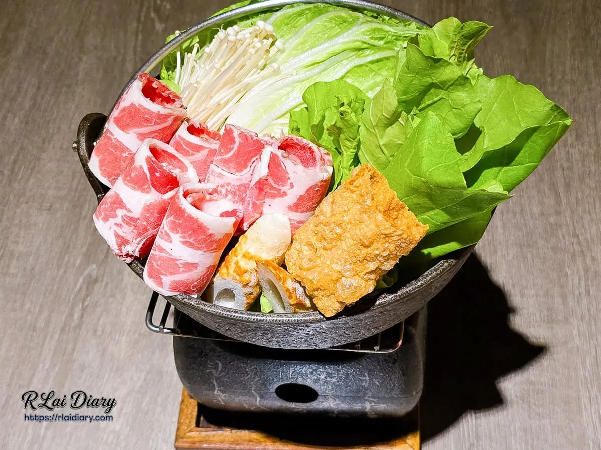 山鯨燒肉雞白湯鍋搭配日式專屬個人文字爐，呈現溫潤質感的鑄鐵鍋物