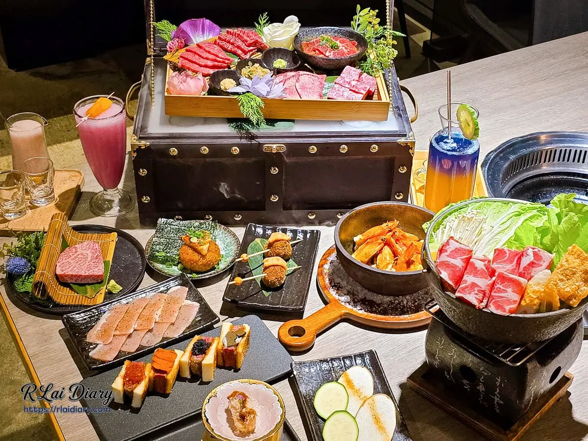 山鯨燒肉漢口店滿桌豐盛的頂級和牛燒肉饗宴大合照,畫面包含氣勢磅礴的神樂慶典寶盒肉盤、奢華財富自由吐司、A5日本和牛排、石燒蒜蝦飯、特製雞白湯鍋與各式精緻職人料理及夢幻漸層飲品