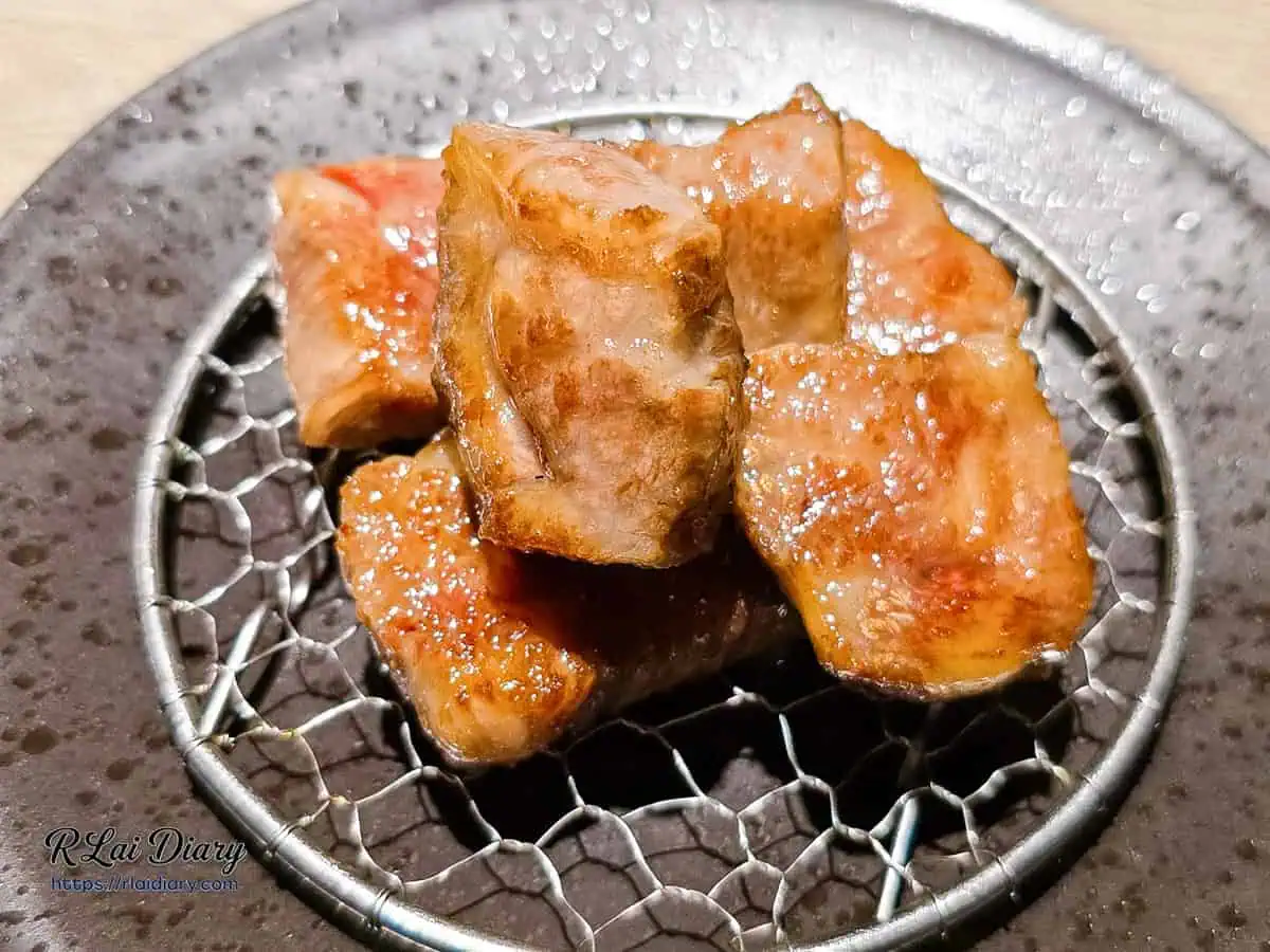 山鯨燒肉炭烤A5日本和牛角切，肉塊表面烤至金黃微焦，閃爍油脂光澤