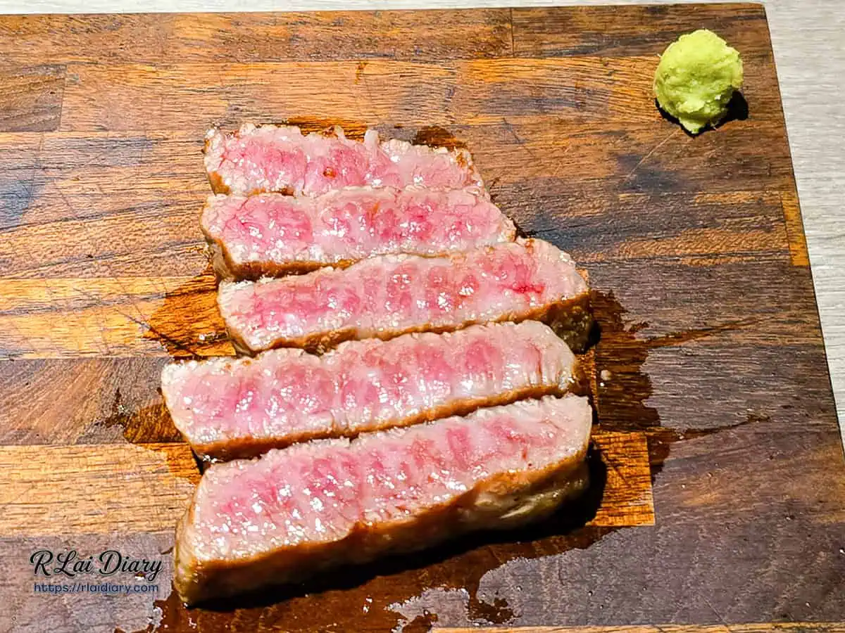 山鯨燒肉炭烤A5和牛排切片，外層金黃微焦，內裡粉嫩三分熟與盈潤肉汁