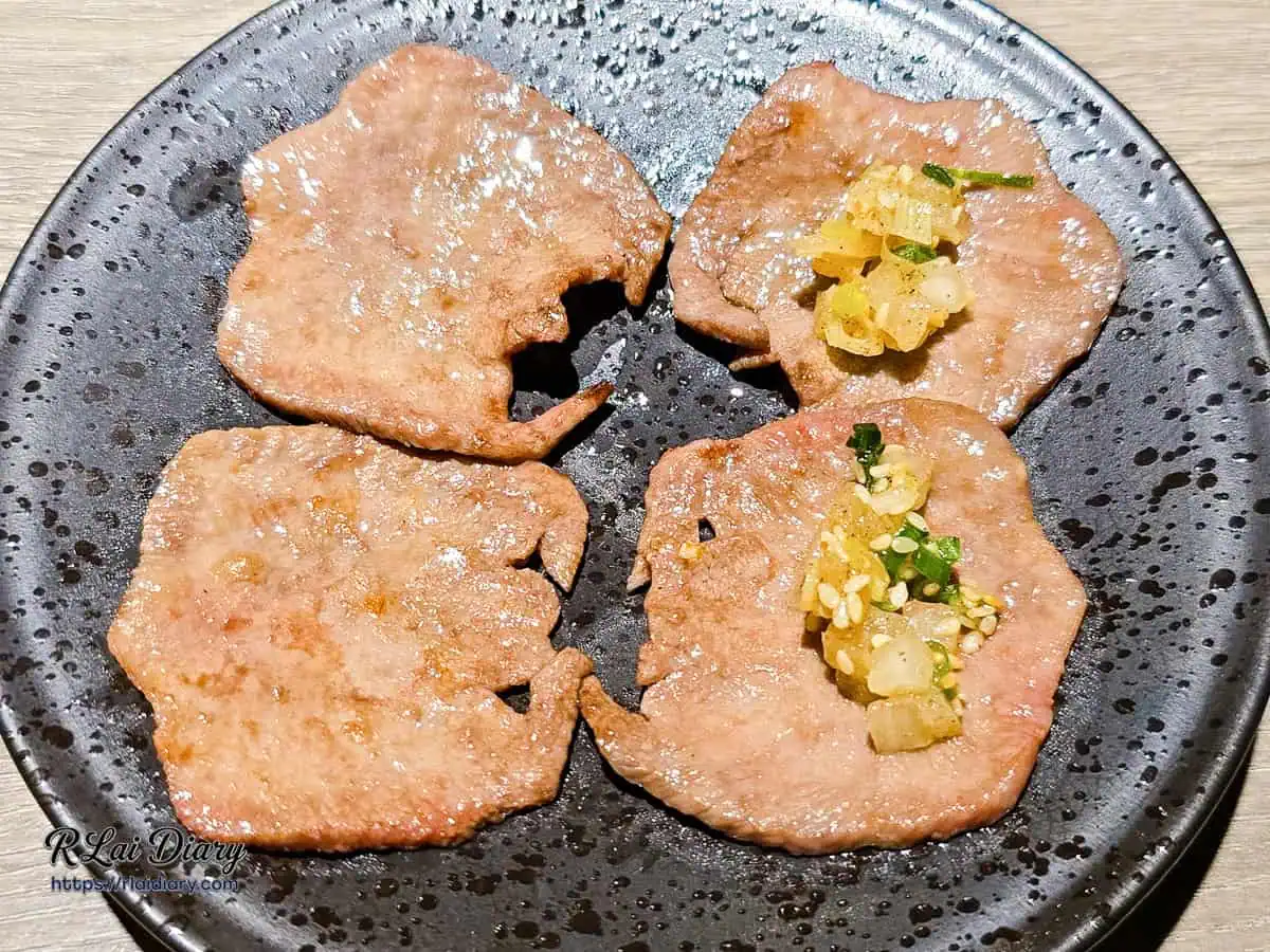 山鯨燒肉炭烤和牛舌，表面盈潤多汁，搭配滿滿特製晶瑩芝麻鹽蔥