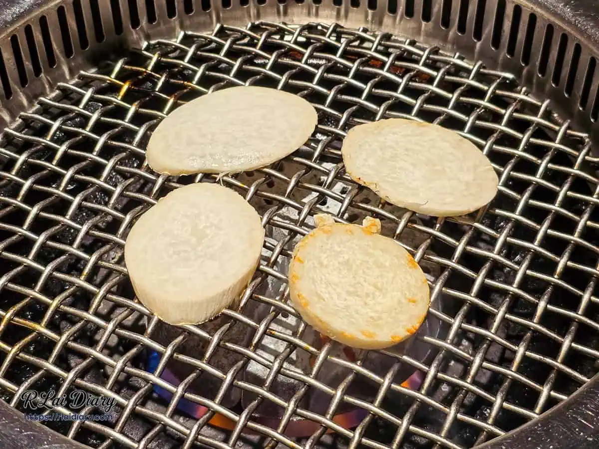山鯨燒肉炭火烘烤厚切太空菇片，烤網上微微焦黃表面完美鎖住鮮甜