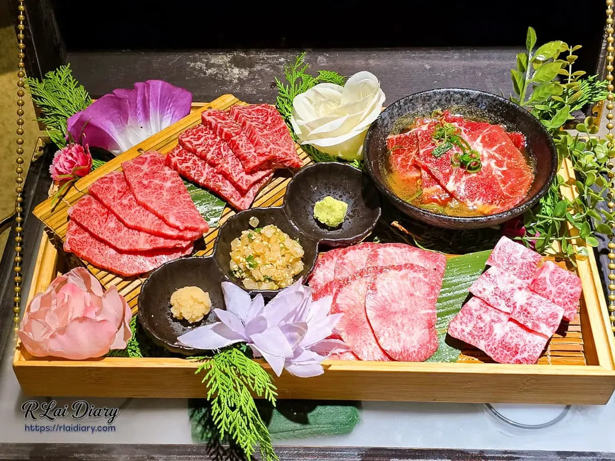 山鯨燒肉神樂慶典序之盤，木盒盛裝A5和牛、牛舌，搭配鮮花與竹編