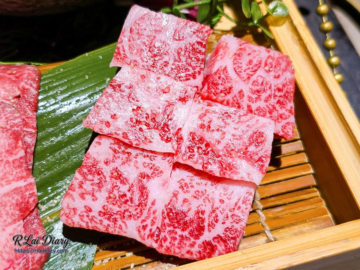 山鯨燒肉A5日本和牛角切生肉，厚實肉塊透著極致雪白豐潤的油花