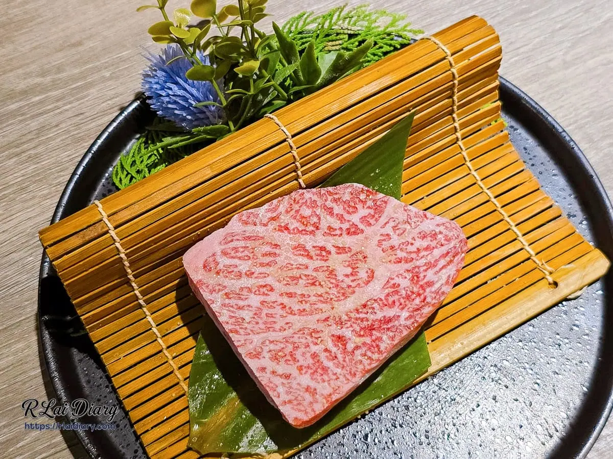 山鯨燒肉頂級A5日本和牛排生肉，厚切肉塊佈滿極致油花，擺放於竹簡