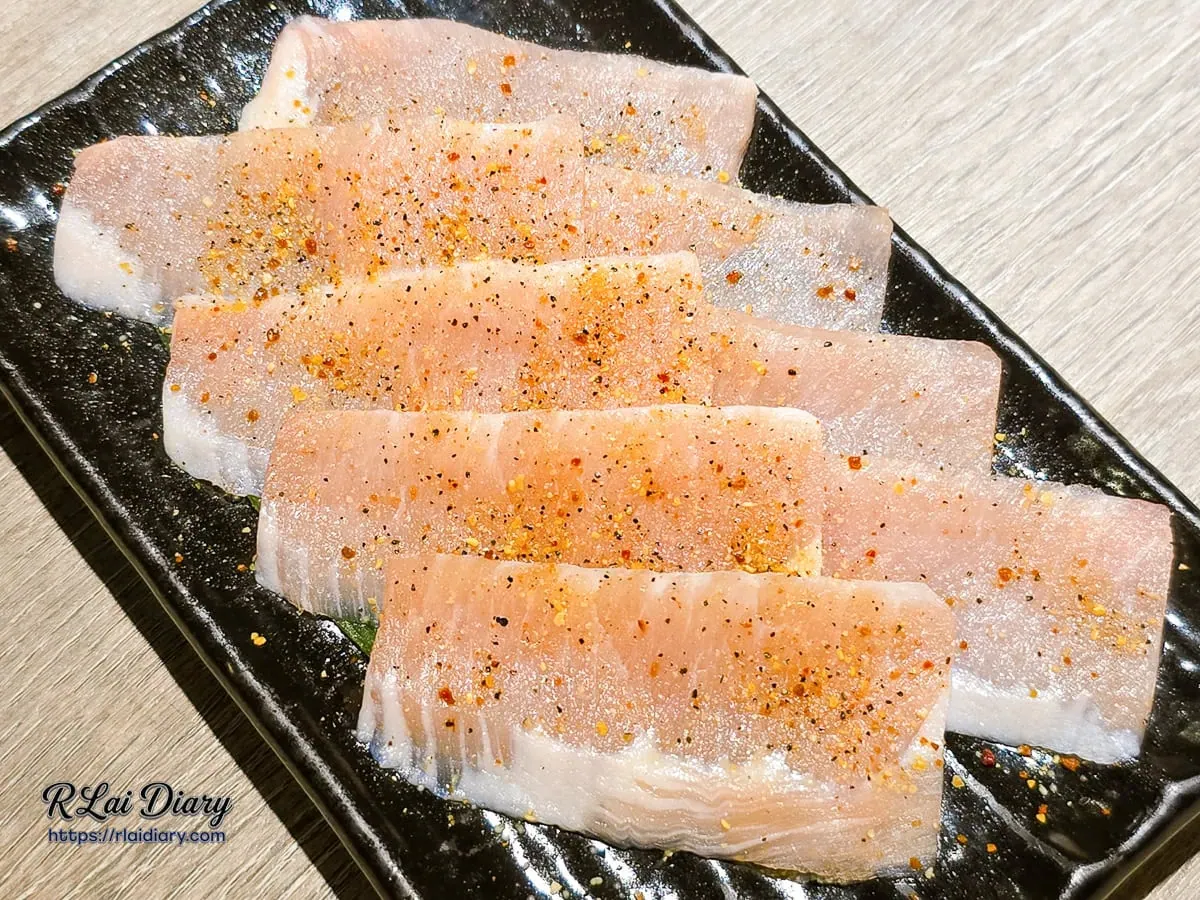 山鯨燒肉西班牙松阪豬生肉特寫，呈現淡雅柔嫩粉色與細緻紋理