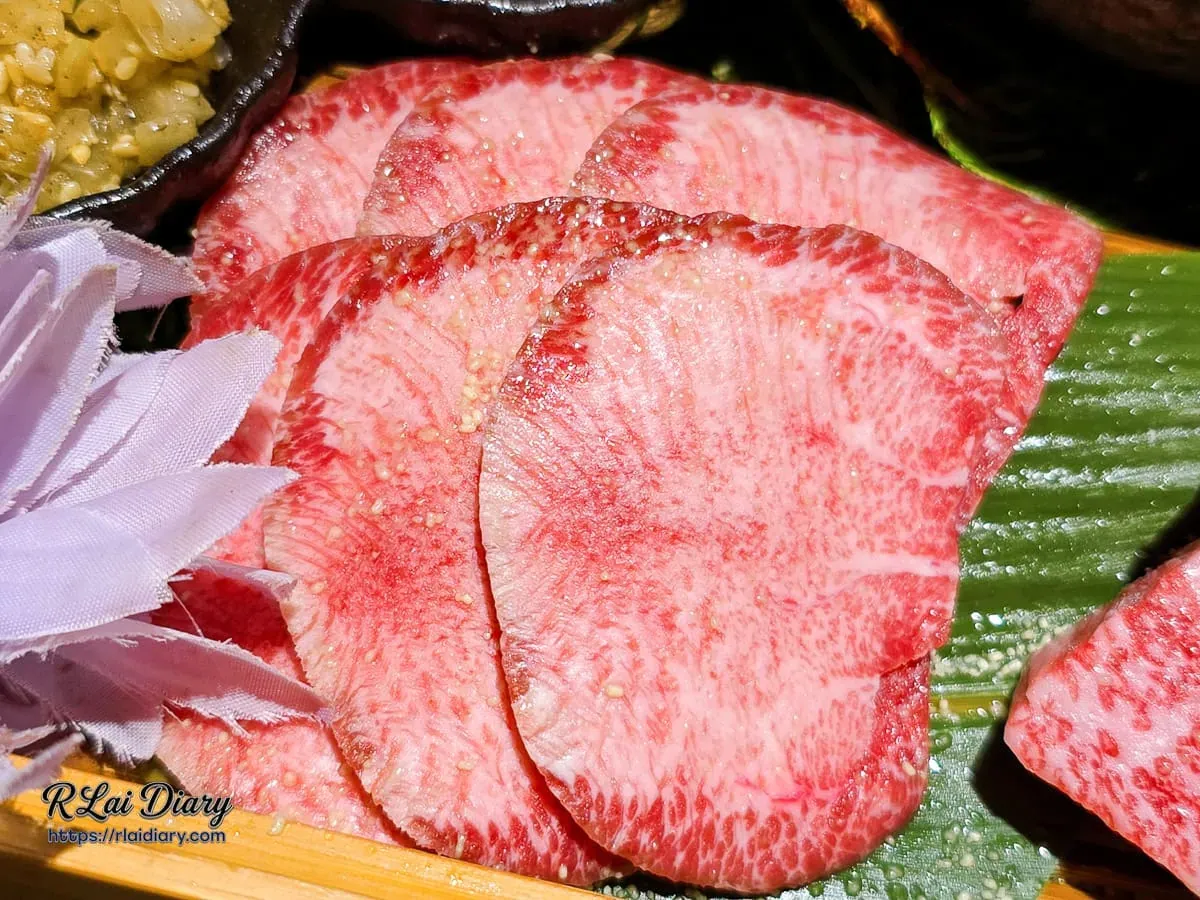 山鯨燒肉和牛舌生肉特寫，淡雅粉嫩色澤與細緻紋理，優雅扇形排列