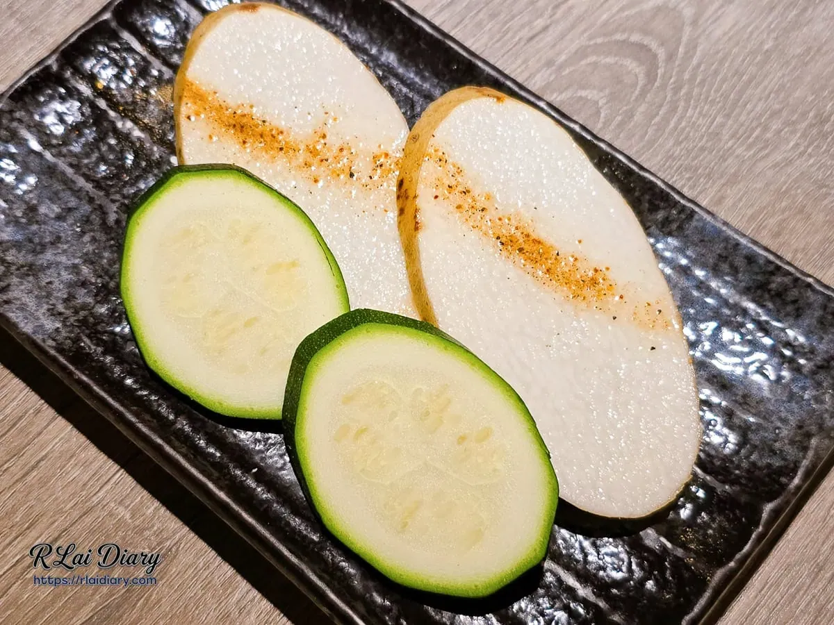 山鯨燒肉生鮮日本山藥與櫛瓜厚切片，擺放於黑色波浪瓷盤上