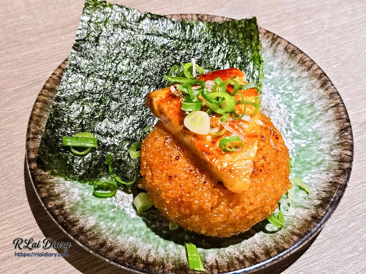 山鯨燒肉鮭魚起司飯糰，表面烤至琥珀色微焦，放上厚實鮭魚與蔥花