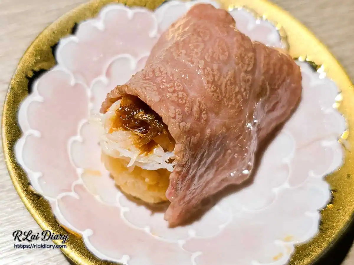 山鯨燒肉和牛松葉蟹壽司，炙烤後透著粉嫩色澤的和牛完美包覆松葉蟹