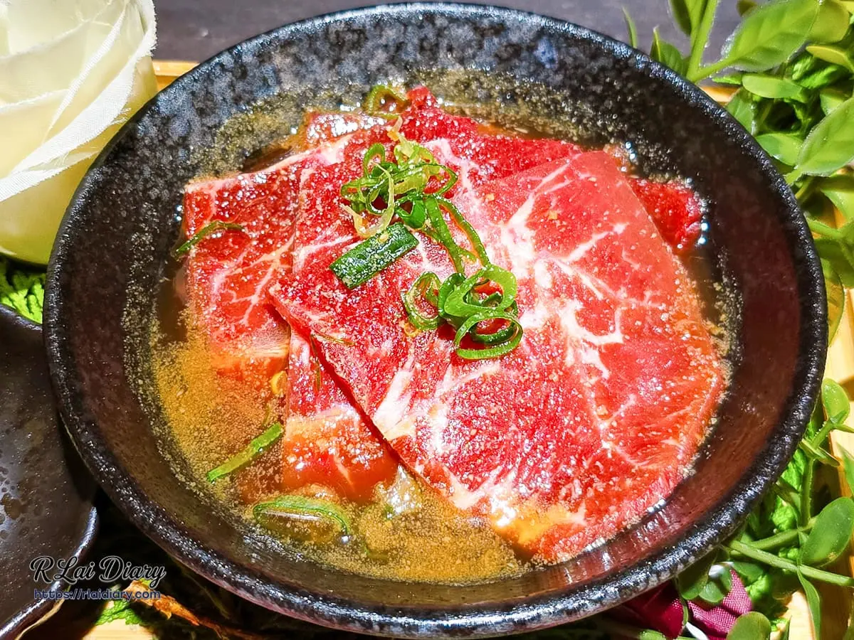 山鯨燒肉醬燒牛五花特寫，鮮紅多汁牛肉片浸潤於琥珀色秘製醬汁中