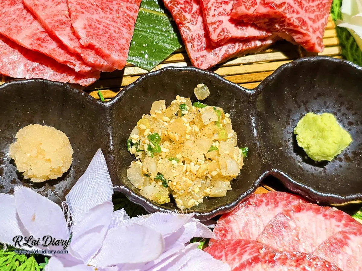 山鯨燒肉神樂慶典佐料，三連缽盛裝蘿蔔泥、特製芝麻鹽蔥與芥末