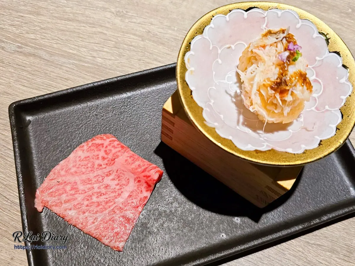 山鯨燒肉和牛松葉蟹壽司生鮮擺盤，頂級和牛片搭配花型瓷盤上的松葉蟹肉