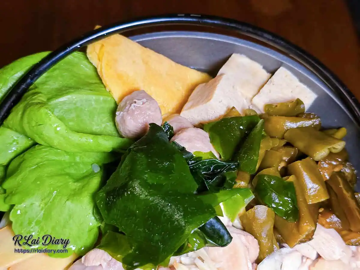 宇貳居酒屋蔭瓜剝皮辣椒雞腿鍋生食擺盤，豐富火鍋料包含雞腿肉、凍豆腐、貢丸與蔬菜