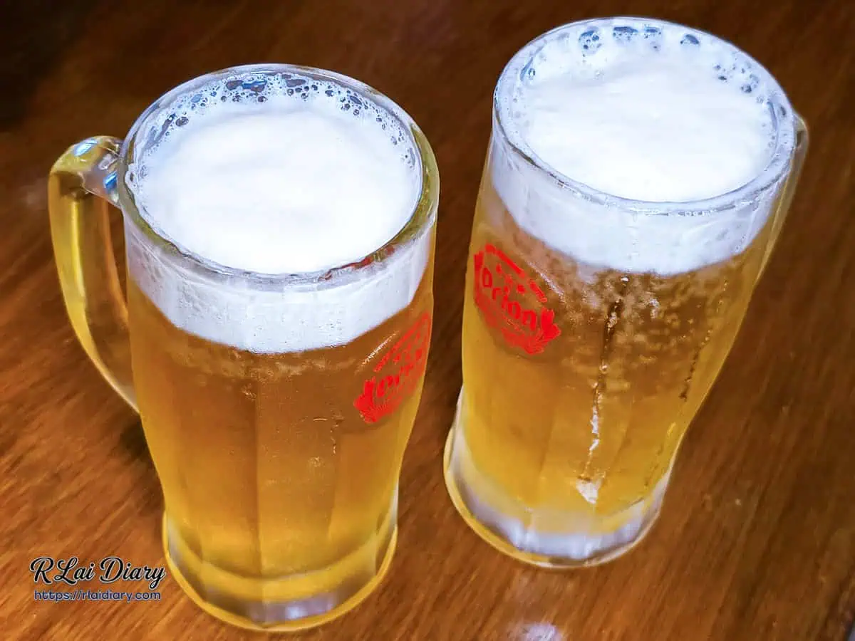 宇貳居酒屋必點Orion生啤酒，兩杯凍杯生啤呈現綿密泡沫與金黃酒液
