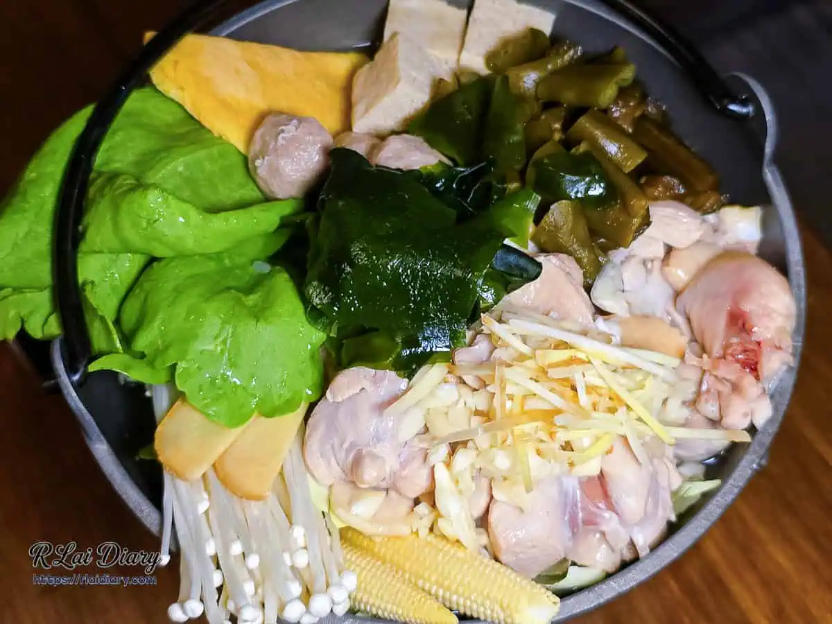 宇貳居酒屋限定料理蔭瓜剝皮辣椒雞腿鍋，滿滿雞腿肉與薑絲的生食擺盤