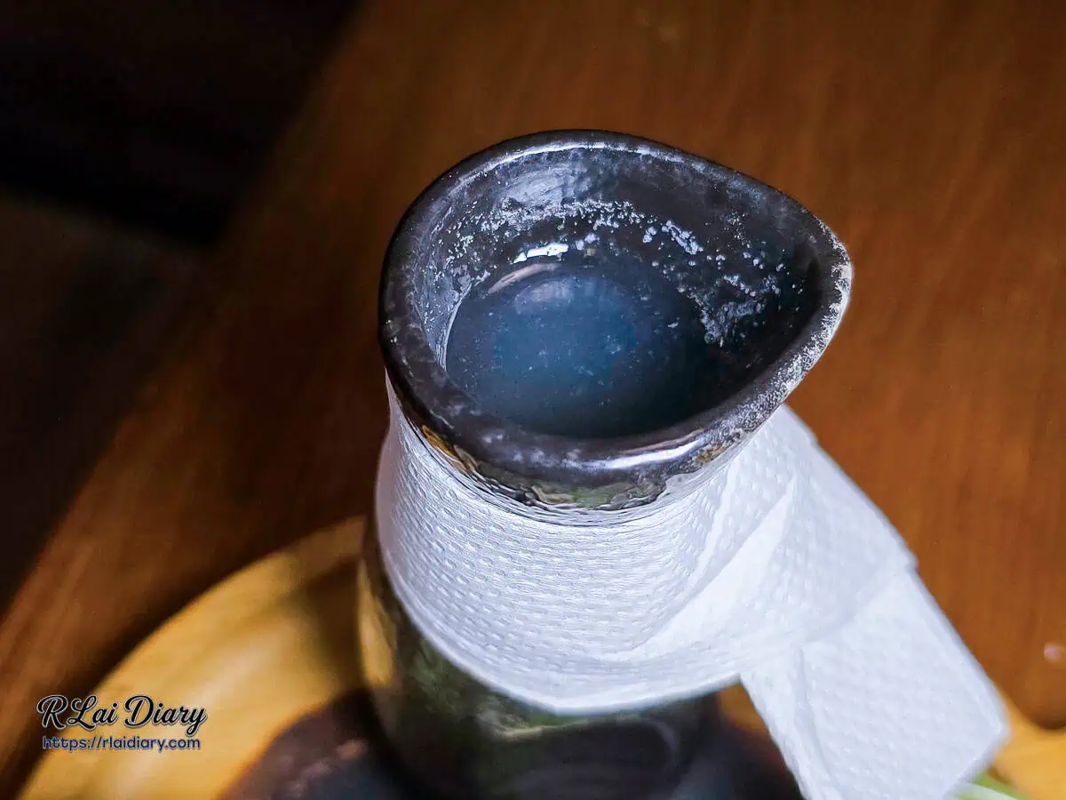 清酒壺與酒蒸蛤蜊湯汁特寫，呈現清澈甘甜的暖胃海鮮湯品