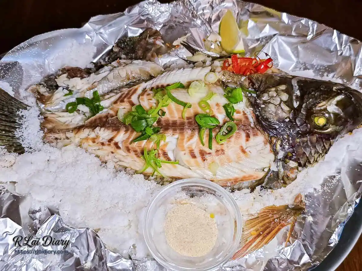 宇貳居酒屋隱藏版菜色鹽焗海吳郭，鋁箔紙與粗鹽包覆的烤魚料理