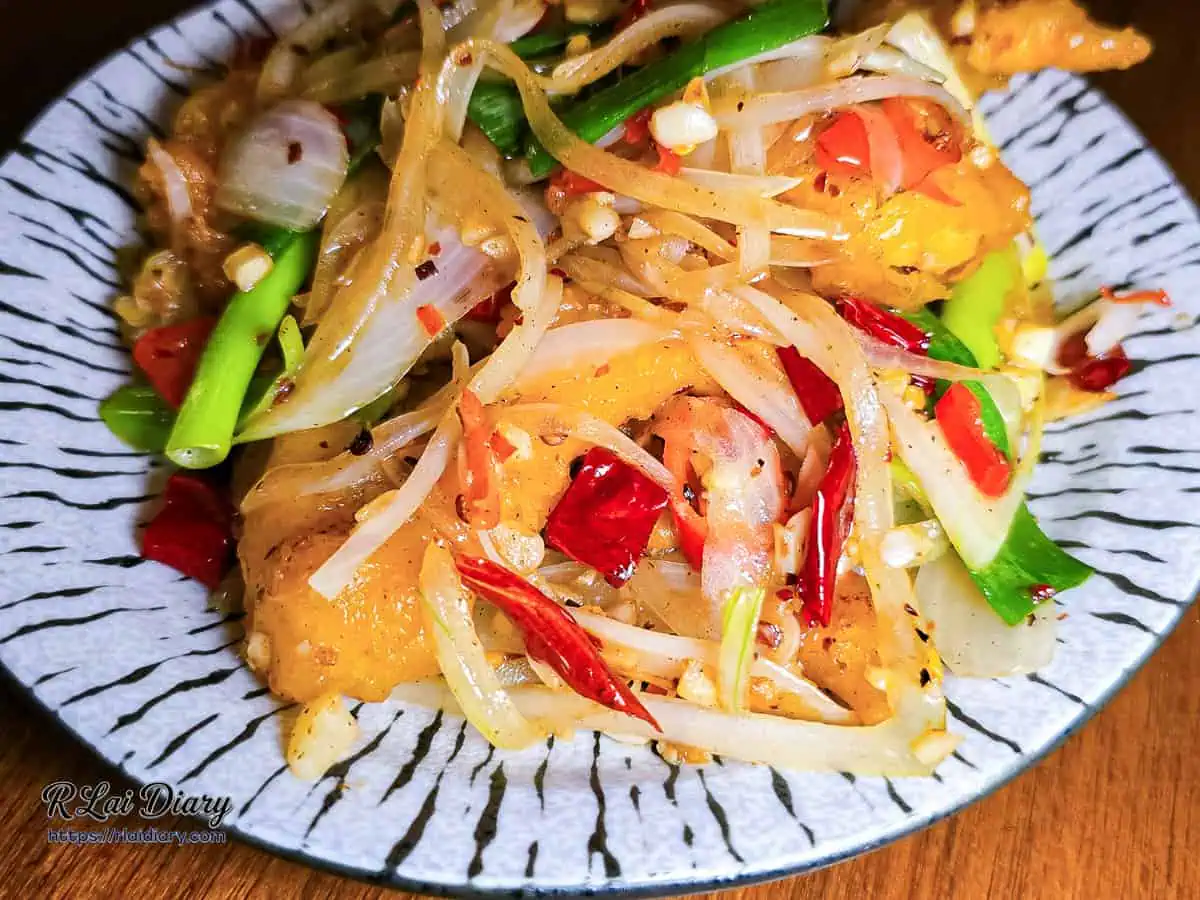 椒麻檸檬蝦球近拍特寫，呈現淋上酸辣醬汁的酥脆麵衣與辛香料