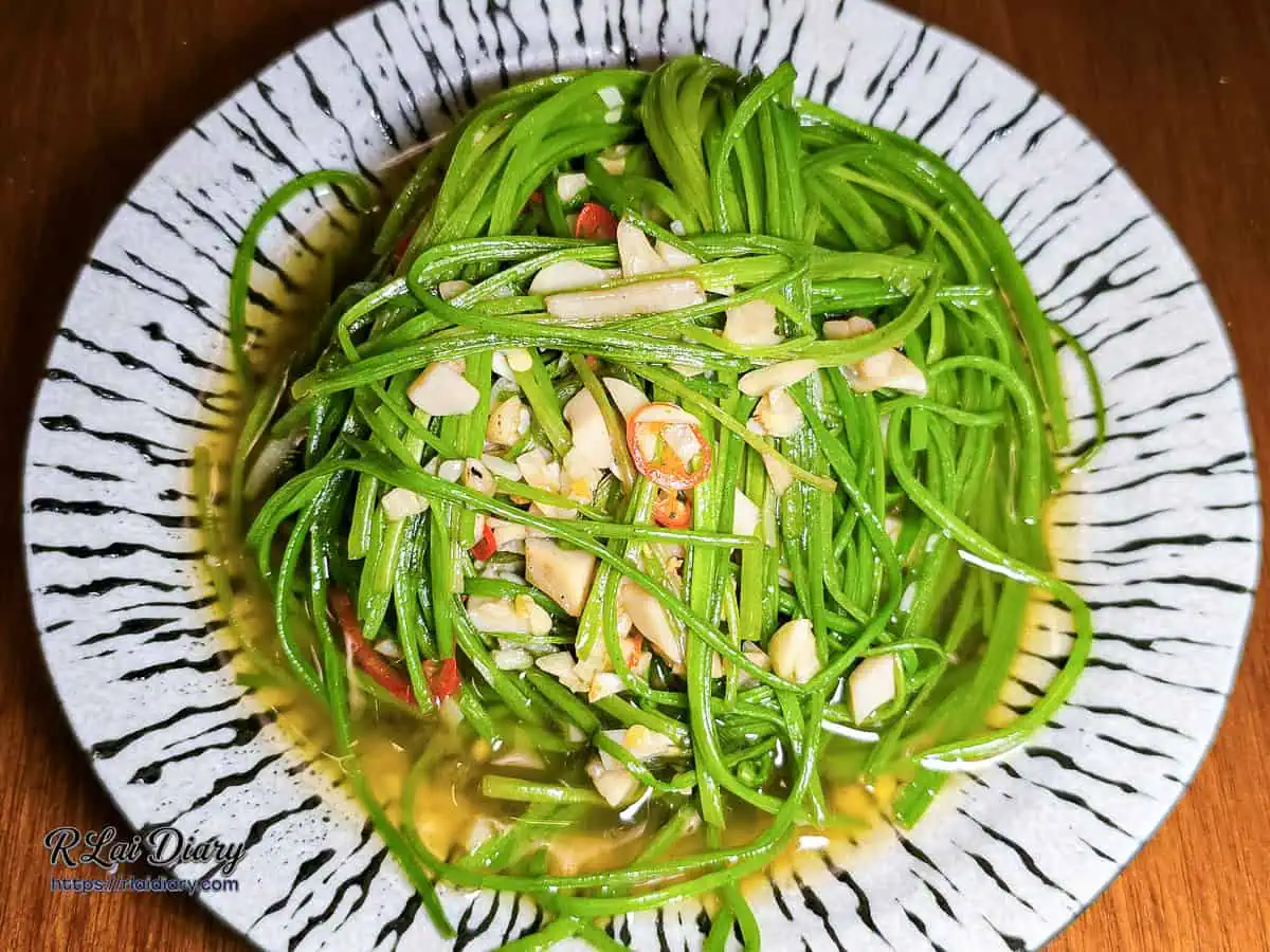 宇貳居酒屋熱炒蔬菜鍋氣炒水蓮，翠綠水蓮搭配蒜片與辣椒快炒