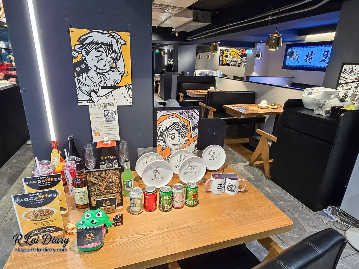 正太酸菜魚入口處展示桌擺設與名人簽名盤及酒類裝飾