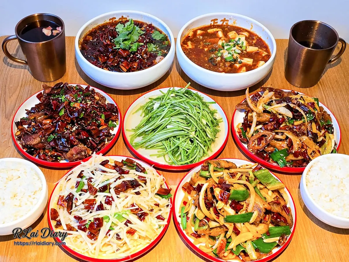 正太酸菜魚滿桌川菜全景,包含水煮牛、麻婆豆腐、辣子雞等多道料理