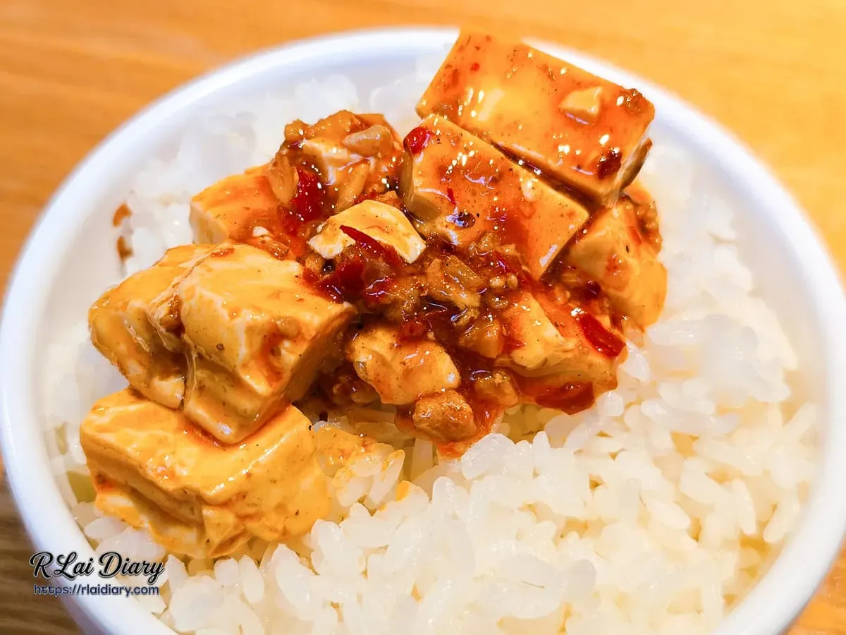 正太酸菜魚麻婆豆腐淋在白飯上特寫展現紅油醬汁與軟嫩豆腐
