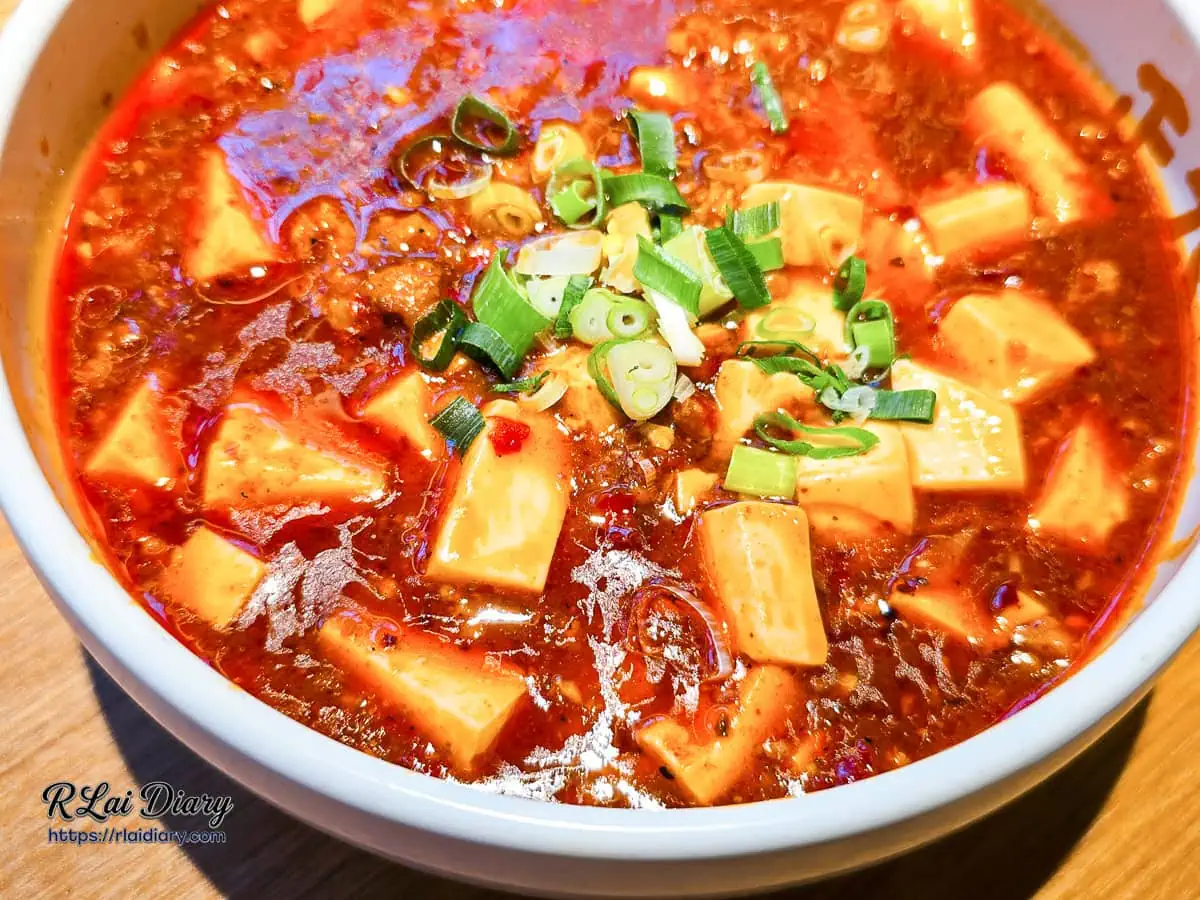 正太酸菜魚麻婆豆腐側面特寫展現濃郁豆瓣醬汁與肉末層次