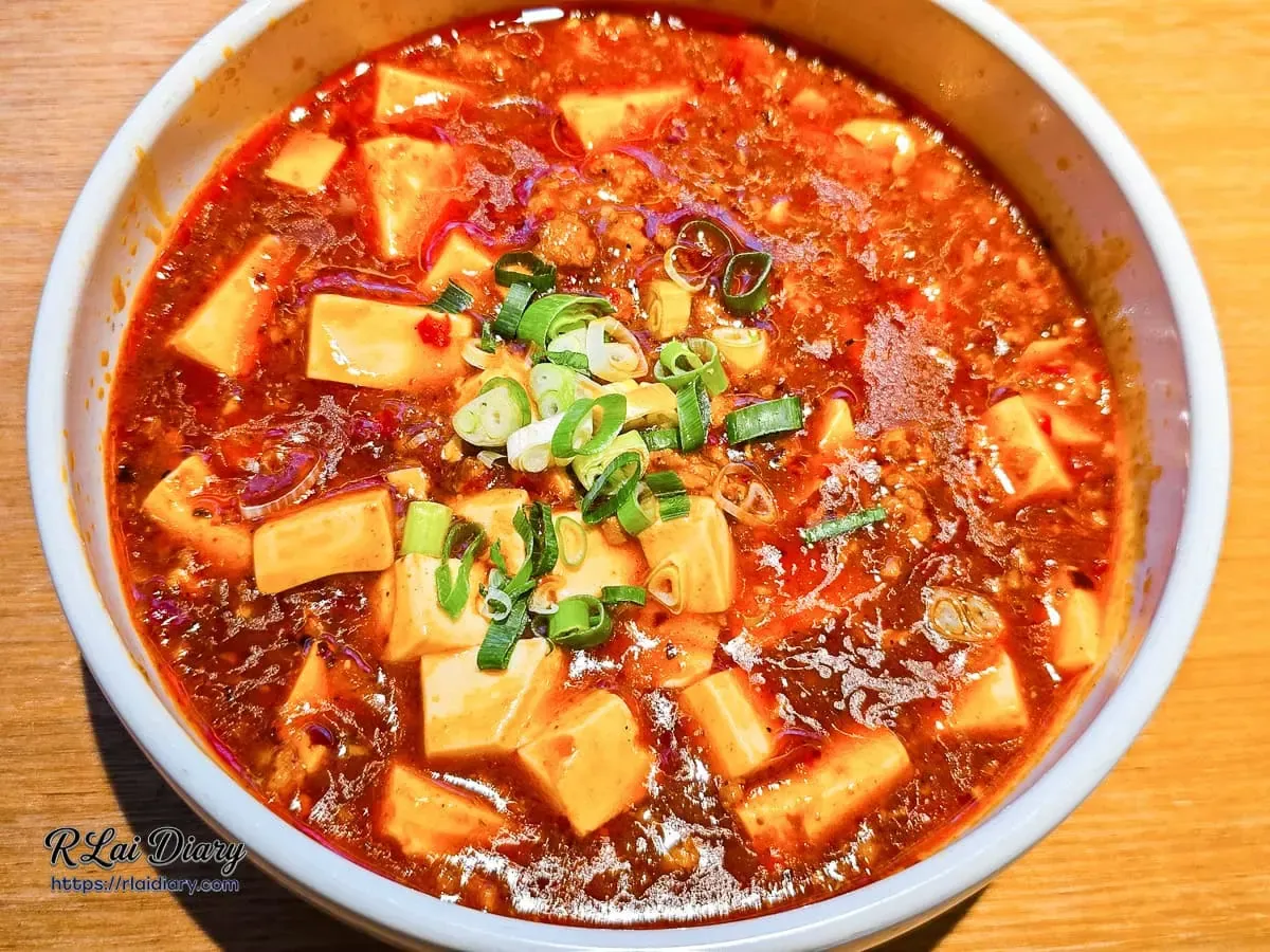 正太酸菜魚麻婆豆腐俯拍視角呈現紅潤色澤與翠綠蔥花點綴