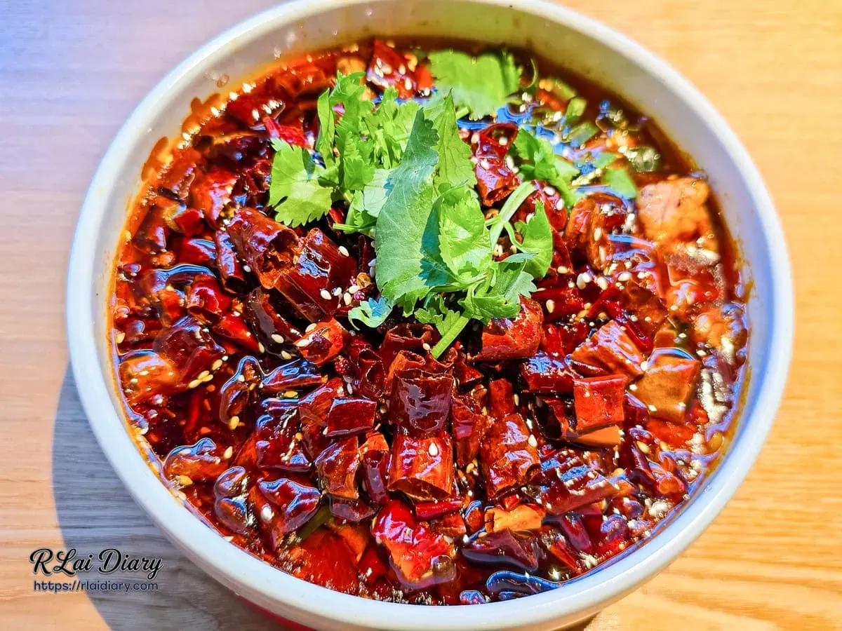 正太酸菜魚水煮牛整碗俯拍視角與白芝麻點綴