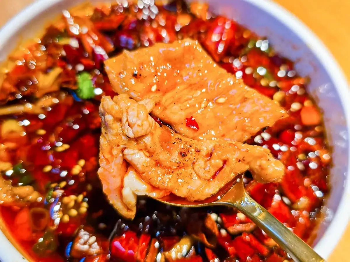 正太酸菜魚水煮牛滑嫩肉片夾起特寫與紅油光澤
