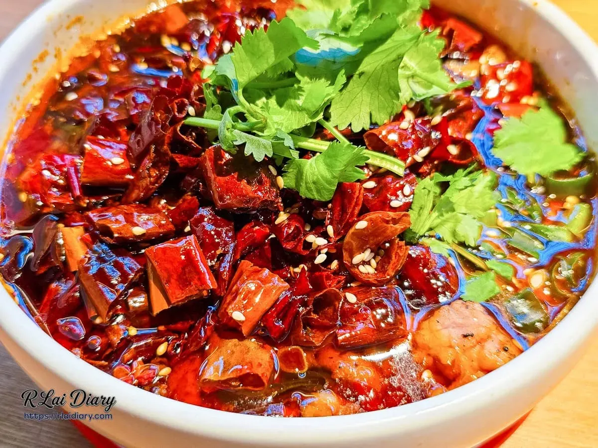 正太酸菜魚水煮牛滿滿乾辣椒與紅油香菜特寫